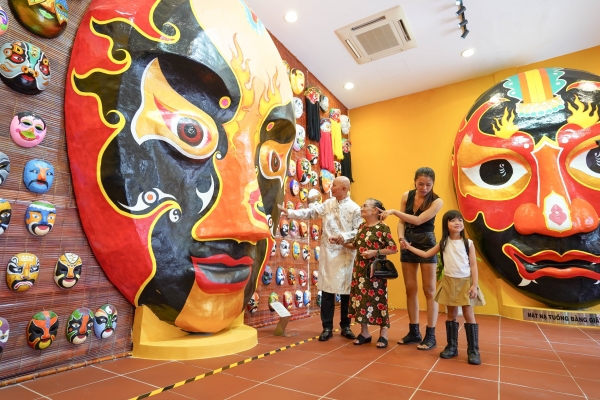 The Vietnam Records Organization awarded the record certificate “The largest Tuong mask made of Do paper in Vietnam”