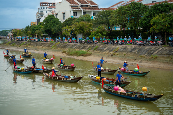 Sôi động Lễ Diễu hành - chào mừng 25 năm Đô thị cổ Hội An được vinh danh là Di sản Văn hóa thế giới