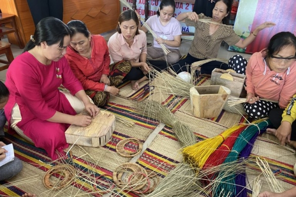 Cẩm Kim mở lớp dạy nghề đan chiếu cói