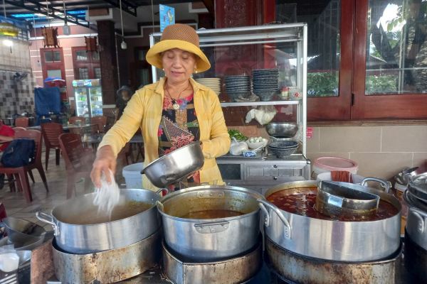 Còn thương bánh canh thì về phố Hội