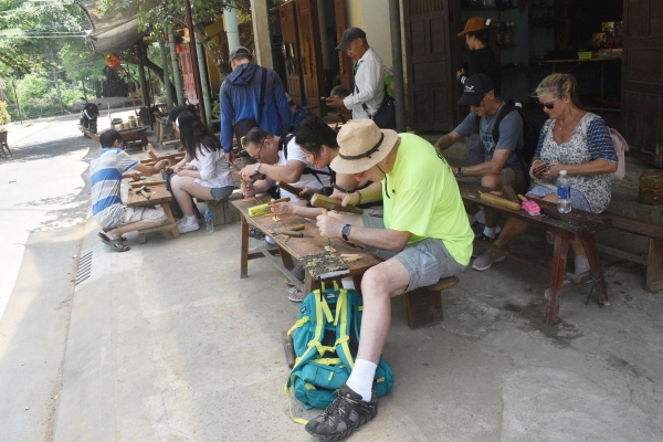 Du khách thích trải nghiệm ở làng mộc Kim Bồng
