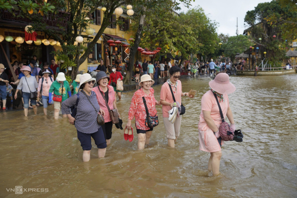 Foreign tourists explore Hoi An from different angle as floodwaters rise