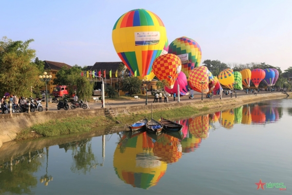 Hot air balloon festival in Hoi An uplifts thousands