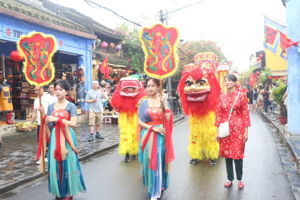  Lãnh đạo thành phố dự lễ hội Nguyên Tiêu tại Hội An