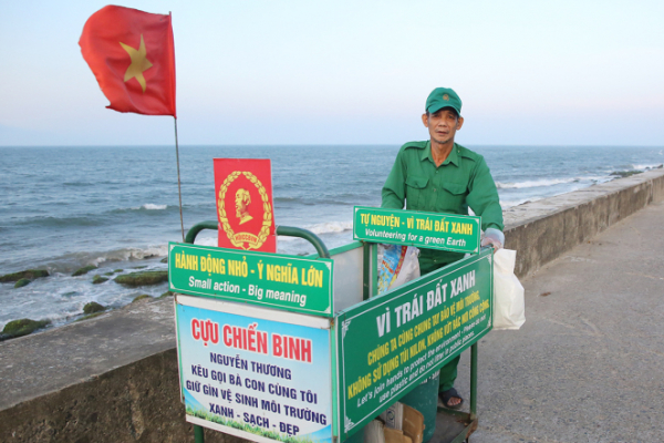 Man collects Hoi An trash daily for nearly eight years