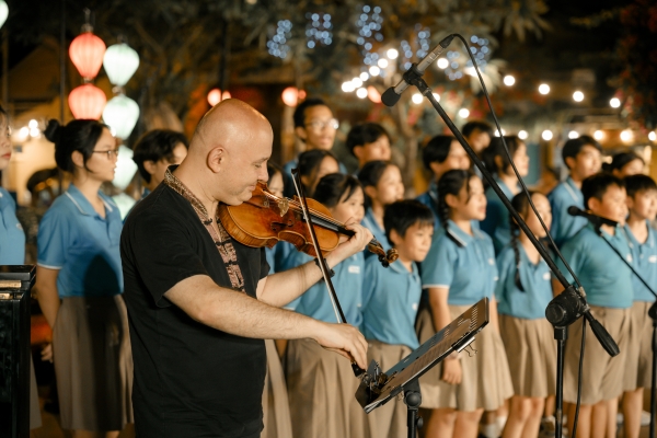Music exchange program of violinist Maestro Vilmos Oláh and Hội An artists 