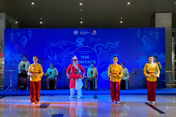 Nhà biểu diễn nghệ thuật cổ truyền Hội An tham gia chương trình “Con đường di sản” tại Nhà ga quốc tế Đà Nẵng