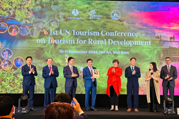 UN Tourism trao chứng nhận Làng du lịch tốt nhất 2024 cho làng rau Trà Quế