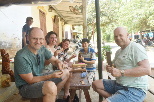 Western tourists' experience in Kim Bong carpentry village