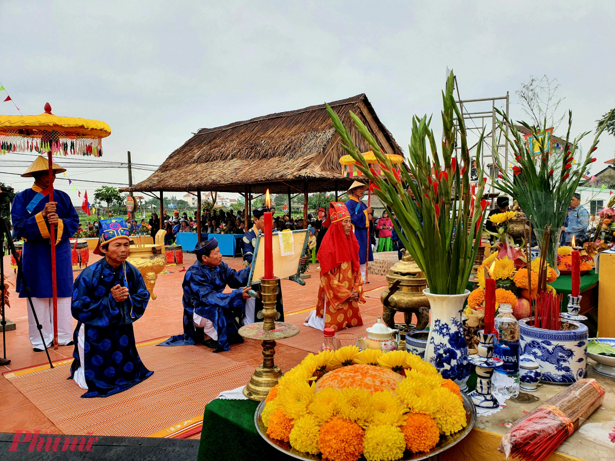 Làng Trà Quế mang tính đặc thù của một đảo sông gần biển, được bao bọc bởi sông Cổ Cò và đầm Trà Quế mang đến khí hậu ôn hòa, thổ nhưỡng tươi tốt, tạo điều kiện thuận lợi để người dân nơi đây sáng tạo và phát triển nghề trồng rau theo phương thức hữu cơ lâu đời.