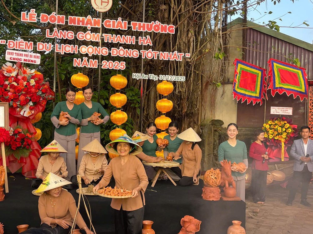 Làng gốm Thanh Hà đón nhận giải thưởng “Điểm du lịch cộng đồng tốt nhất” năm 2025 - ảnh 1